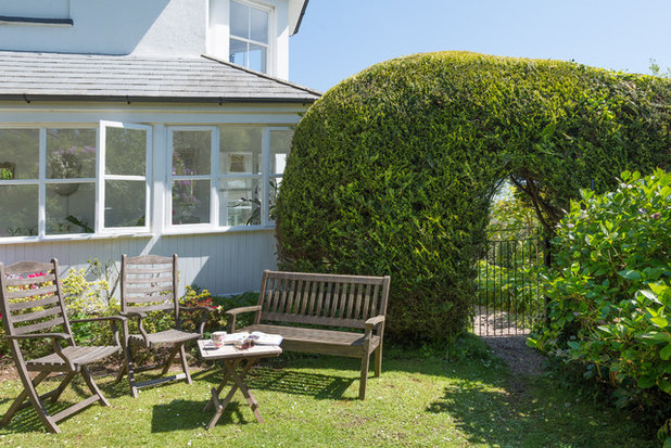 Traditional Garden by Colin Cadle Photography