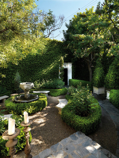 Traditional Landscape by Philip Nimmo Design