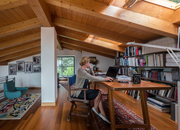 Modern Home Office & Library by Liadesign