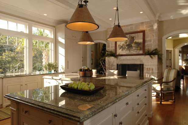 Traditional Kitchen by Solaris Inc.