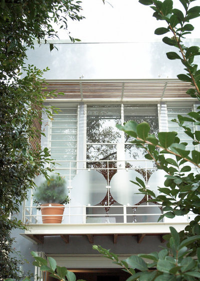 Eclectic Terrace & Balcony by Scott Weston Architecture Design PL