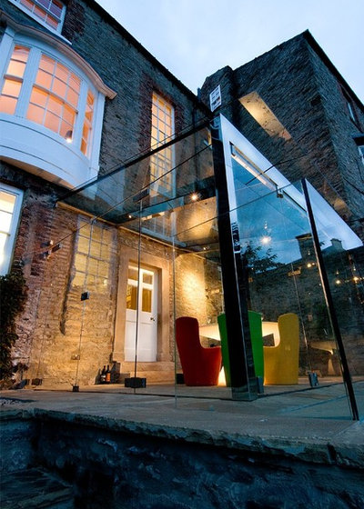 Modern outside by Jeff Kahane + Associates
