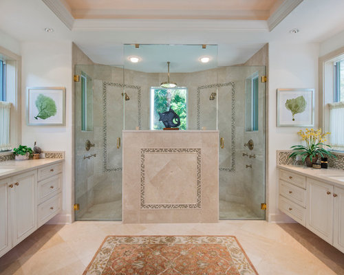 Badezimmer mit KalksteinWaschtisch und Schrankfronten mit vertiefter 