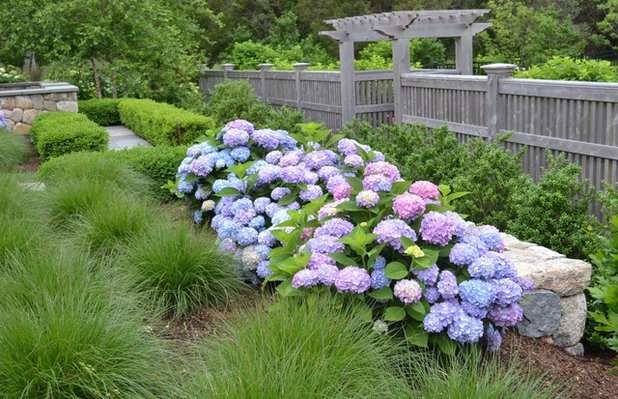 Traditional Garden by Kirsti Moestue Landscape Design