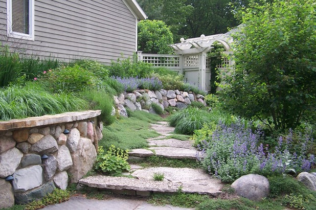 Traditional Landscape by The Carter Rohrer Co.