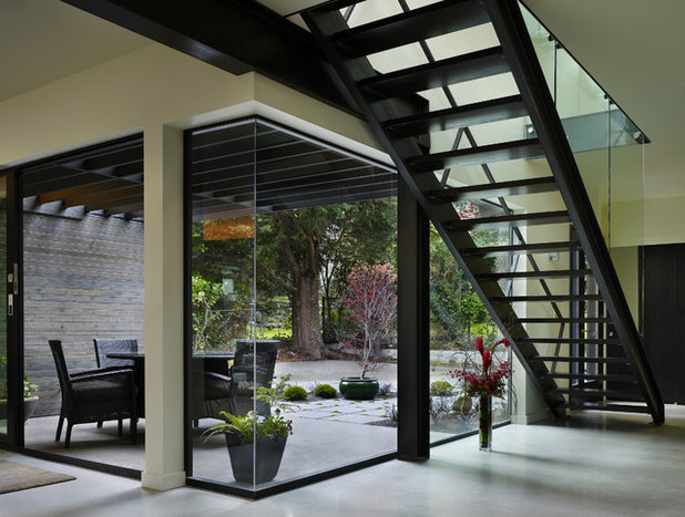Modern Staircase by BAAN design