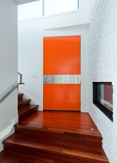 Contemporary Entrance by Maximilian Huxley Construction