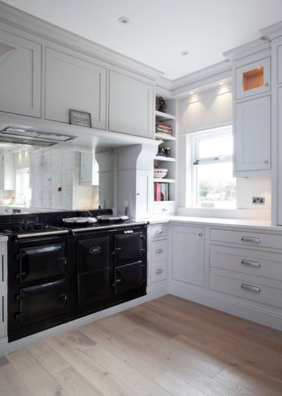 Traditional Kitchen by Woodale