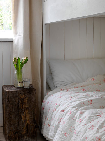 Coastal Bedroom by Cabbages & Roses Ltd