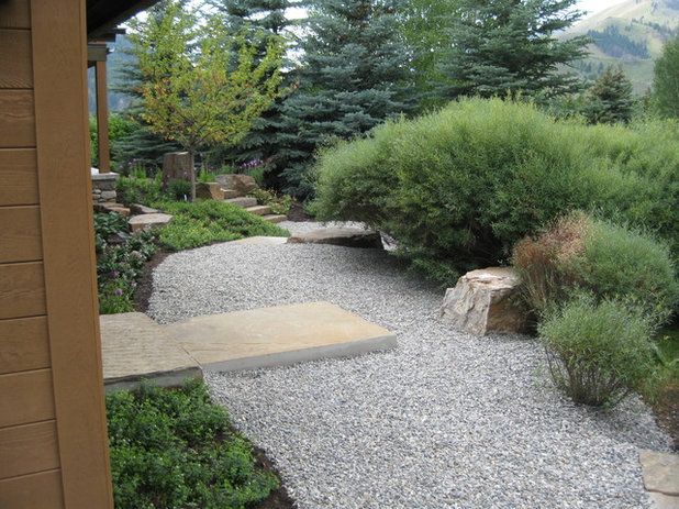 Transitional  by Ben Young Landscape Design