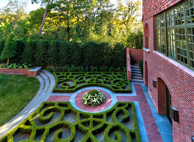 Traditional Landscape by Harold Leidner Landscape Architects