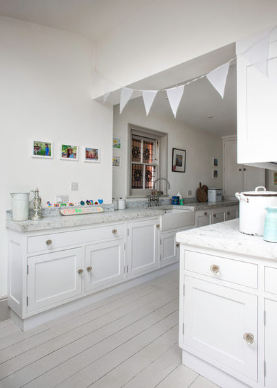Shabby-chic Style Kitchen by Eleanor Baines Photography