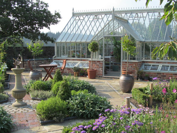 Traditional Garden by Sue Hayward Garden Design Ltd
