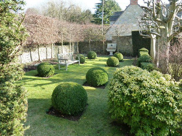 Traditional Garden by Philippe DUBREUIL Jardiniste