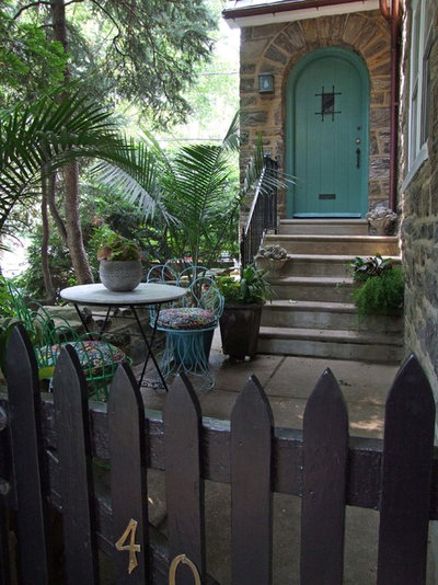 Modern Entrance by Maria Hasenecz Garden Design