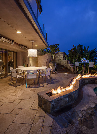Tropical Patio by dRichards Interiors