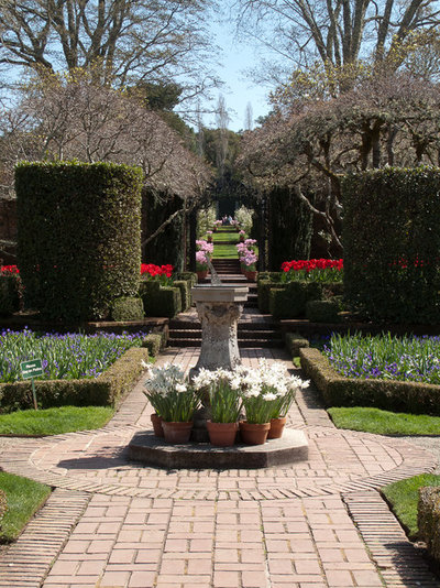 Traditional Landscape by Le jardinet