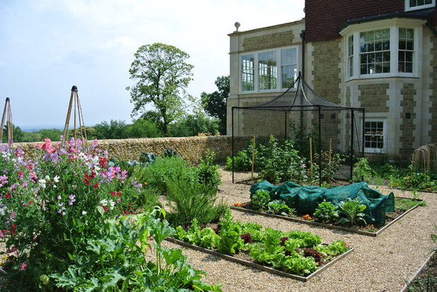 Traditional Garden by Fisher Tomlin & Bowyer
