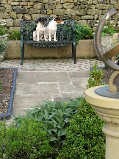 Traditional Garden by Sue Hayward Garden Design Ltd