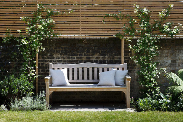 Traditional Garden by Barbara Samitier Gardens
