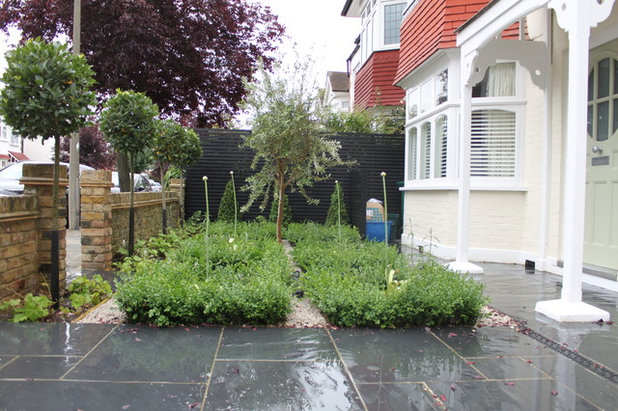 Contemporary Garden by R4improvement