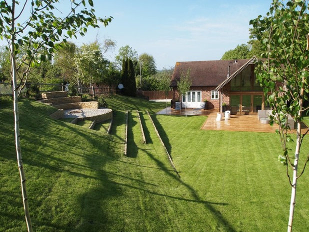Contemporary Garden by Borrowed Space