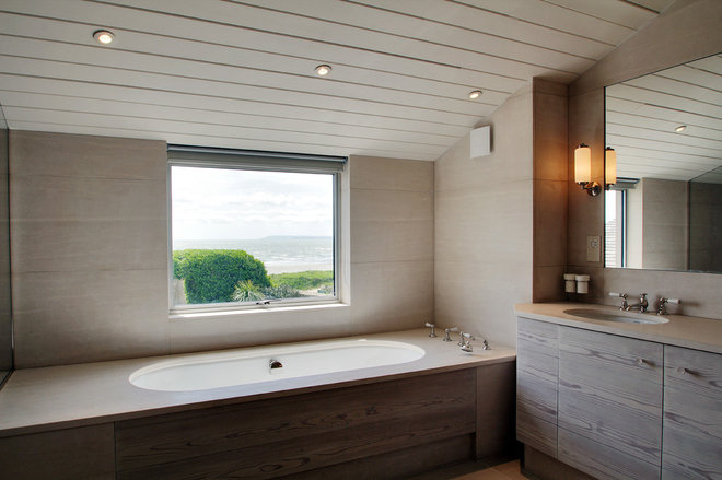 Coastal Bathroom by Meynell Hoolahan Architects