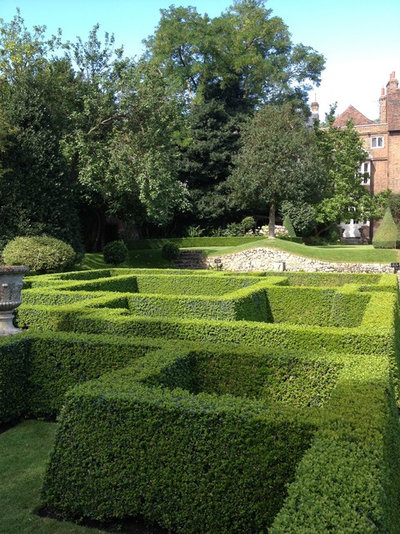 Restoration House, Rochester, England 
Topiary parterre