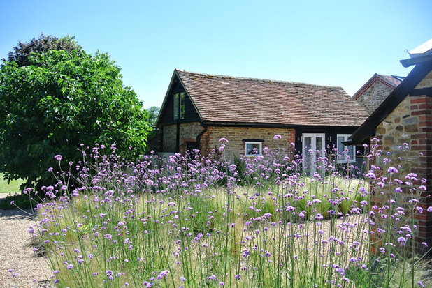 Traditional Garden by Fisher Tomlin & Bowyer
