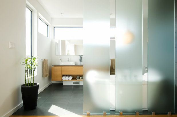 Modern Bathroom by Linebox Studio