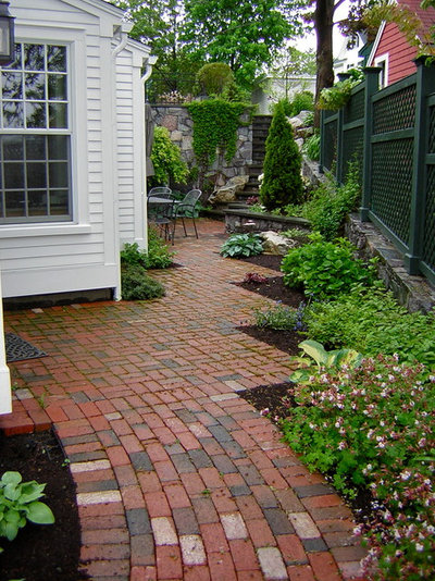 Traditional Landscape by Piscataqua Landscaping & Tree Service