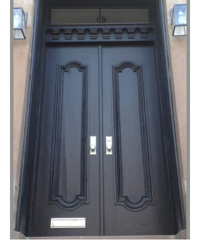 Traditional Entrance by Bonaventura Architect