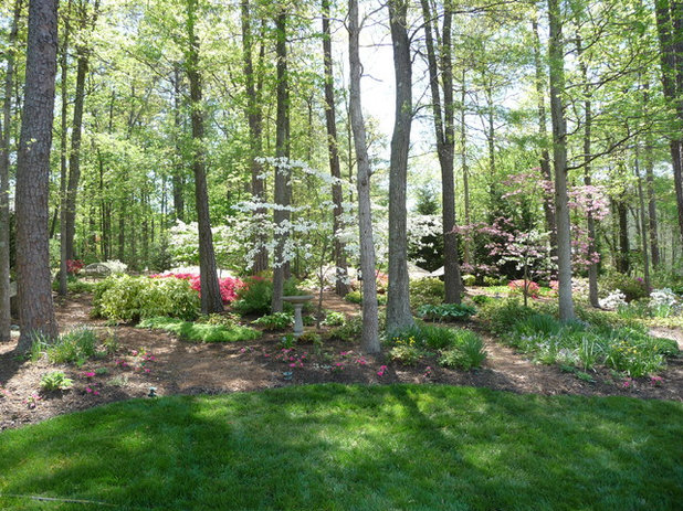 Traditional Landscape by Gardens by Monit, llc