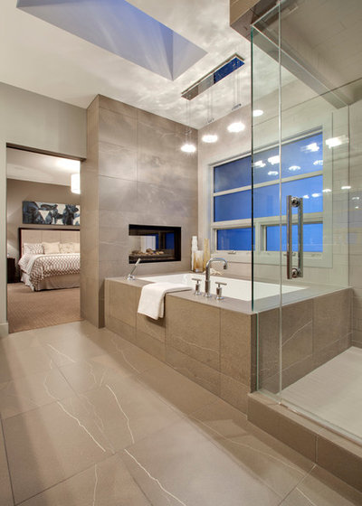 Современный Ванная комната by DEKORA Staging Inc