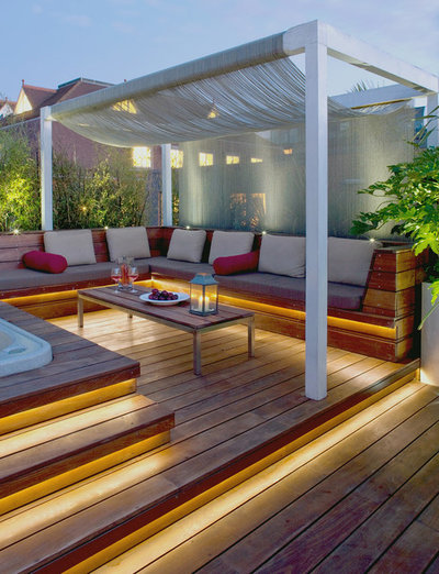 Tropical Terrace & Balcony by Nick Leith-Smith Architecture + Design
