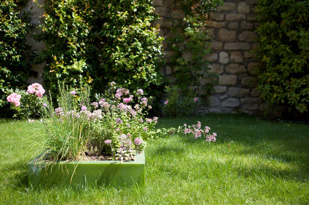 Contemporary Garden by GARDEN TROTTER