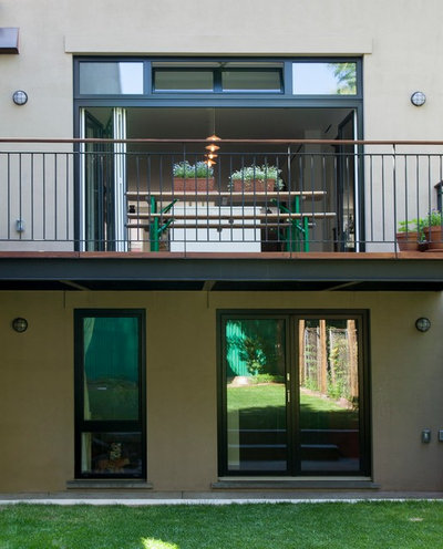 Contemporary Terrace & Balcony by Bonaventura Architect