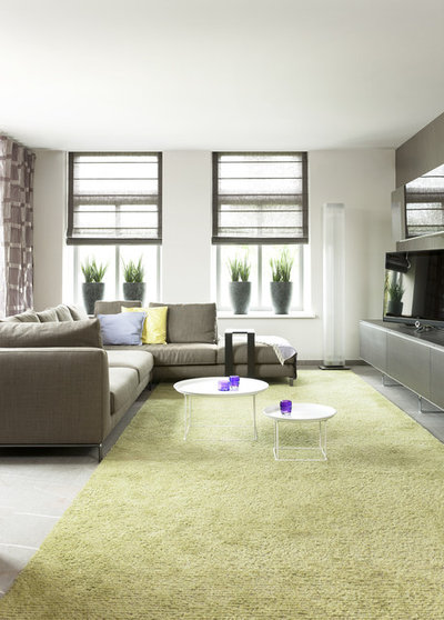 Modern Family Room by HUISSTYLING