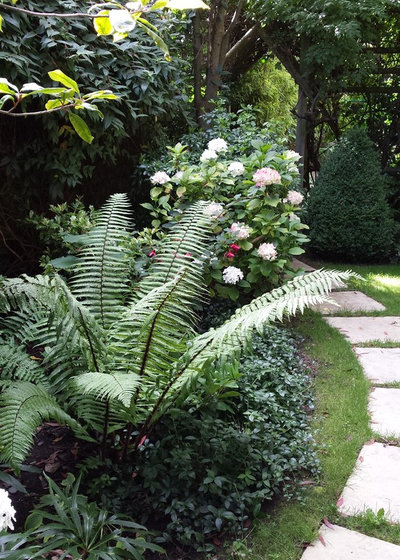 Traditional Garden by Patricia Tyrrell Living Landscapes