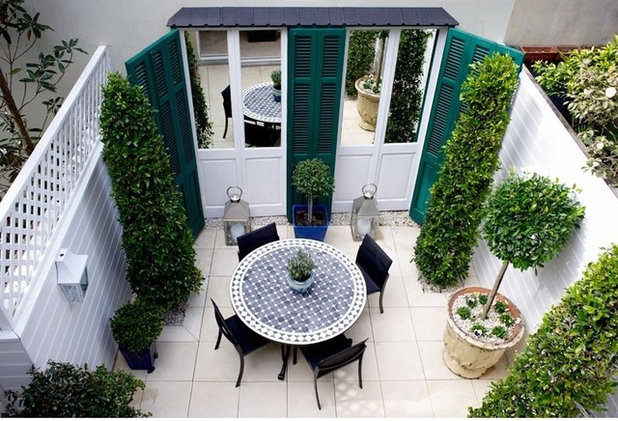 Traditional Garden by The Labyrinth Garden