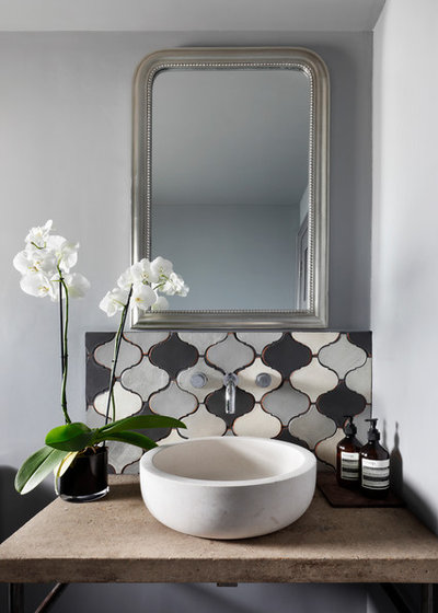 Méditerranéen Toilettes by Amelia Pearson Interiors