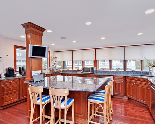 Maritime Küchen mit braunem Holzboden Ideen & Bilder