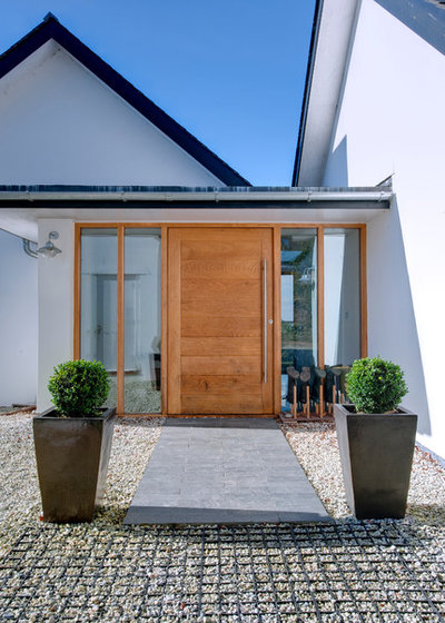 Contemporary Entrance by Trewin Design Architects