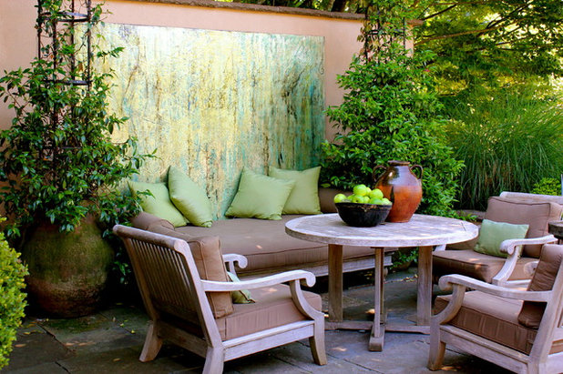 Traditional Patio by CAROLE MEYER
