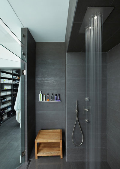 Modern Bathroom by Mario Romano