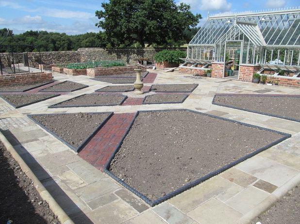 by Sue Hayward Garden Design Ltd