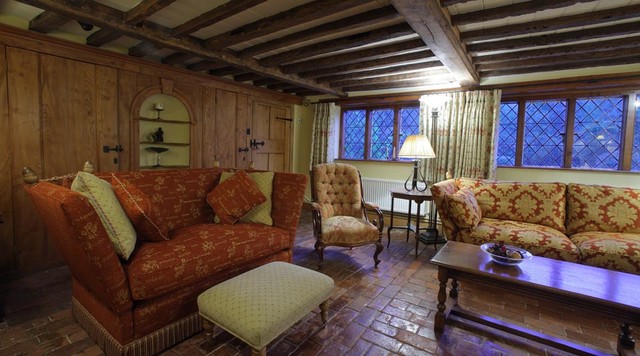 17th century victorian living room