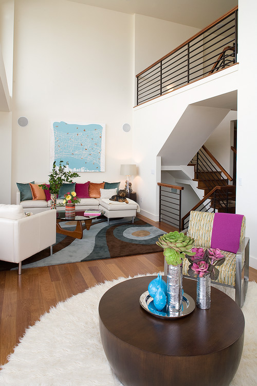 Hillside Sanctuary:  White living room by Kimball Starr Interior Design