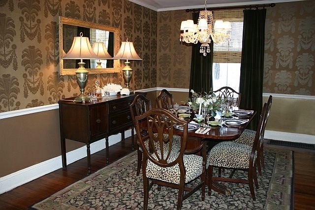 gold wallpaper dining room