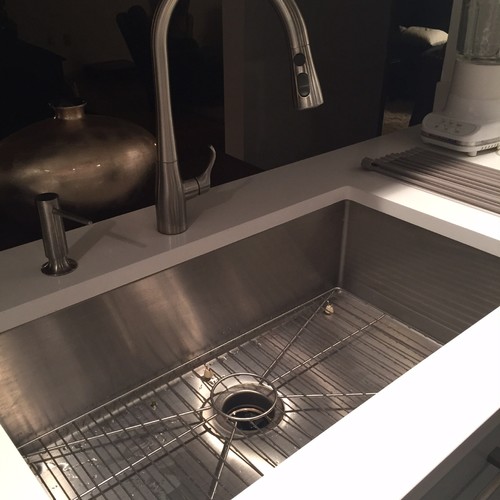 Using a grate in a stainless sink